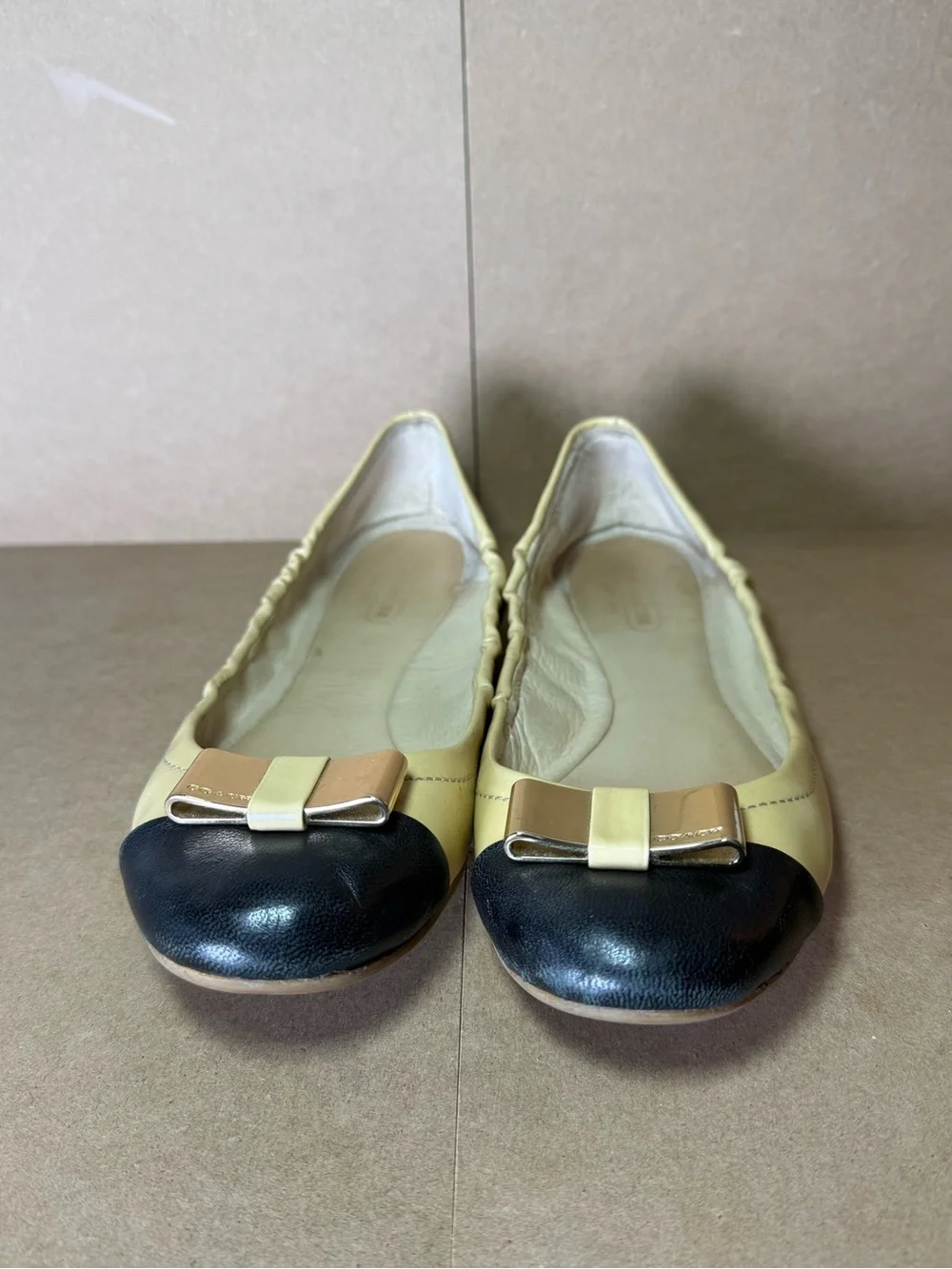 Coach Two Tone Beige Tan Black Ballet Flats Gold Bow Size 7